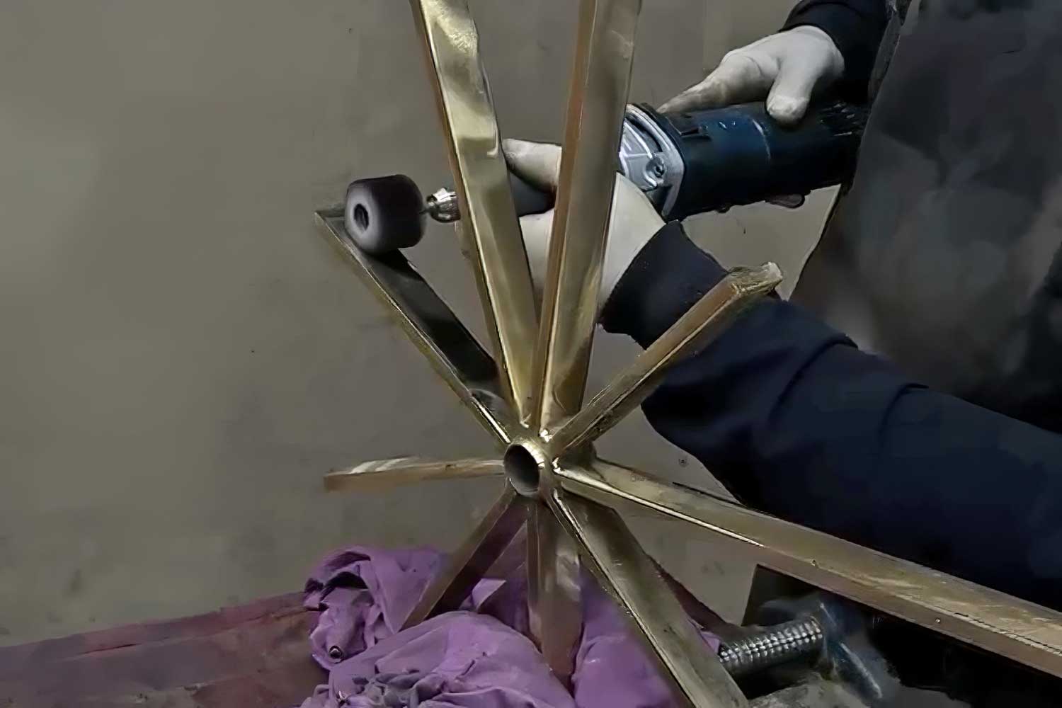 Bronze frame of the Duo Facies chandelier, hand-shaped at the Palena atelier